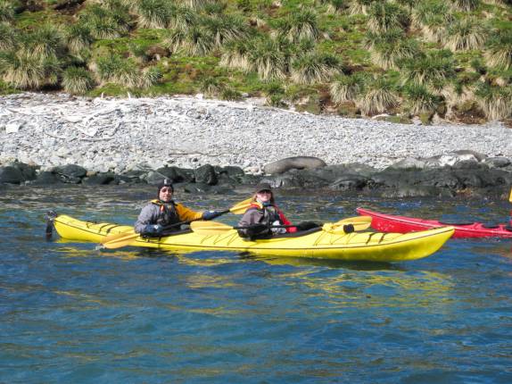 Remando nosso caiaque duplo em Ocean Harbour, na Geórgia do Sul